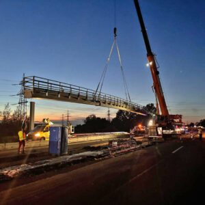 Scheffknecht Autokran montiert tonnenschweren Überkopfwegweiser auf der A14 in Vorarlberg